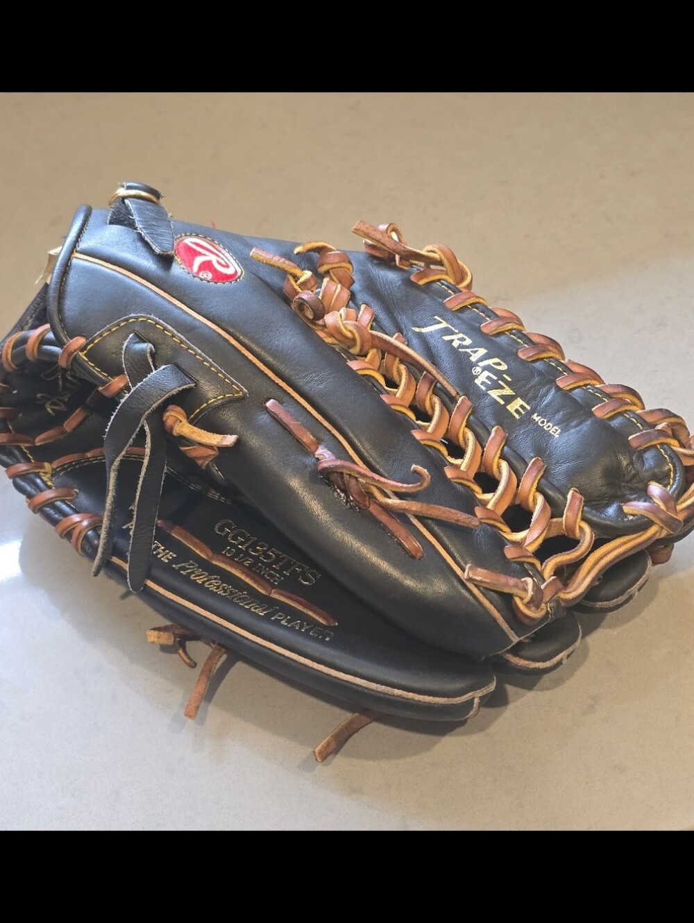 Rawlings GG135TFS Gold Glove Series Trapeze 13.5” Softball Right Hand Throw